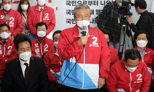 4ㆍ7 재보궐선거의 핵심이었던 서울시장·부산시장 선거를 승리로 이끈 김종인 국민의힘 비상대책위원장이 8일 자정쯤 서울 여의도 국민의힘 당사 개표상황실에서 소감을 말하고 있다.[사진=연합뉴스]